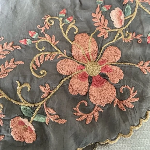 Johnny Was Floral Embroidered Gray Rayon Tie Neck Blouse Size Small - Picture 8 of 9